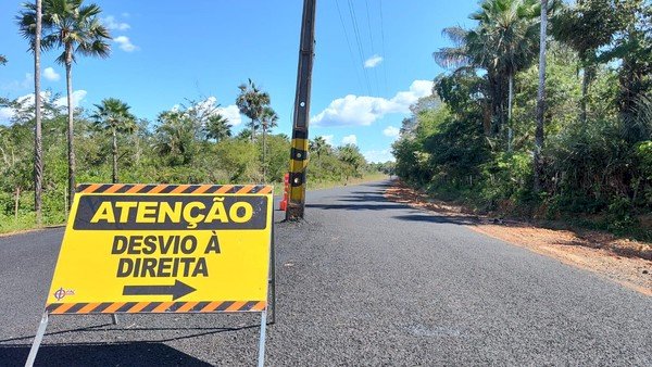 Estrada é alargada e postes ficam no meio da pista em Piripiri